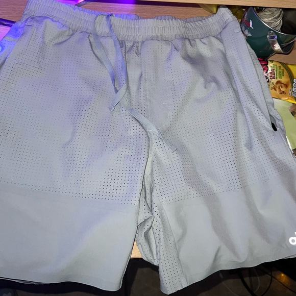 Alo yoga gray  shorts with pockets - Picture 3 of 4